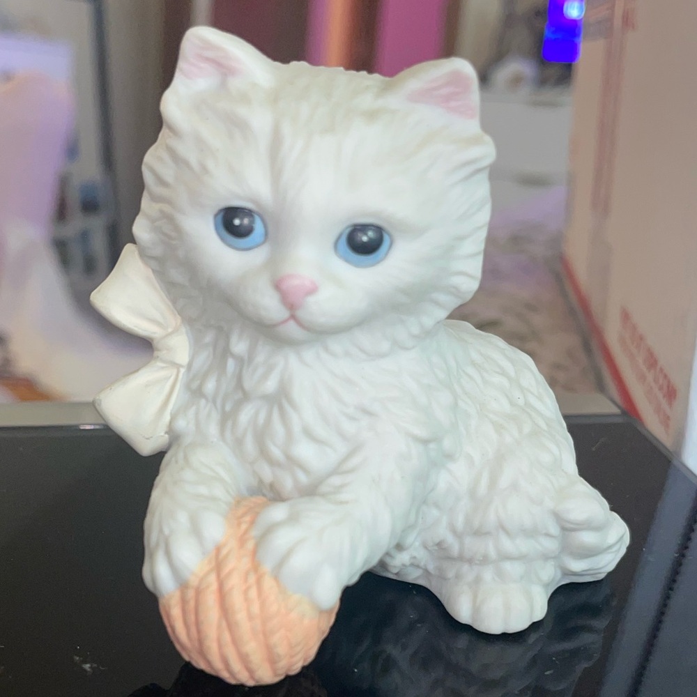 Vintage HOMCO Ceramic White Persian Kitten/Cat Playing With Ball of Peach Yarn